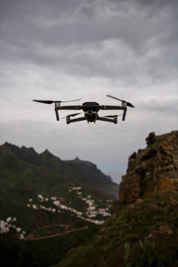Drone dağlarda uçar, fotoğraf çeker ve video çeker.
