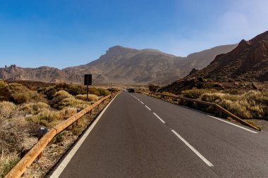 Kayalıklardan ve çölden geçen manzaralı yol.
