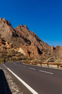 Kayalıklardan ve çölden geçen manzaralı yol.