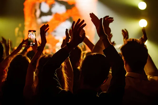 Pessoas Aplaudindo Sua Banda Favorita Festival Música — Fotografia de Stock