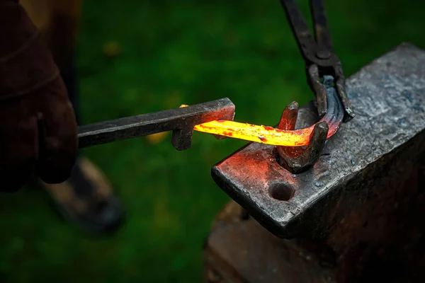 Hufeisenproduktion Ein Schmied Biegt Heißes Metall Auf Einem Amboss — Stockfoto