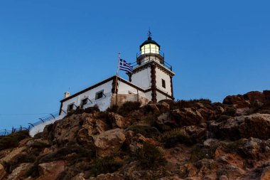 Geceleri kayalık kayalıklardaki eski deniz feneri