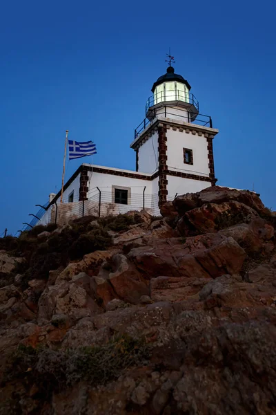 夜に岩の崖の上の古い灯台 — ストック写真