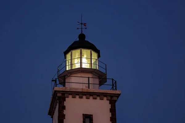 夜间灯塔的顶部 — 图库照片