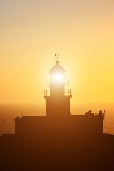 灯台のシルエットにビーム 日没時のビーコン — ストック写真
