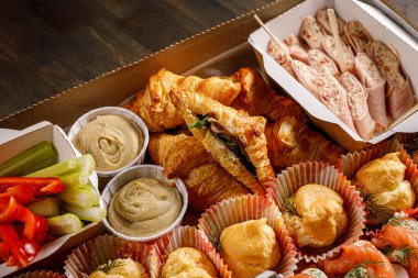 Atıştırmalık malzemeli kruvasan.