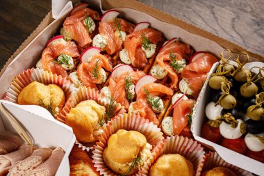 Aperatif olarak somon bruschetta.