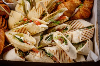 Sandviç ve kruvasanla birlikte atıştırmalık kutusu.