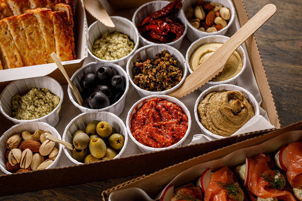 Набор соусов, закусок, овощей и хумуса