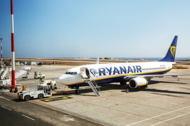 Kamari, Santorini - 17.8.2021: Ryanair Boeing 737-800 Santorini havaalanında