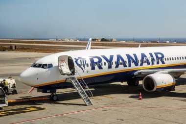 Kamari, Santorini - 17.8.2021: Ryanair Boeing 737-800 Santorini havaalanında