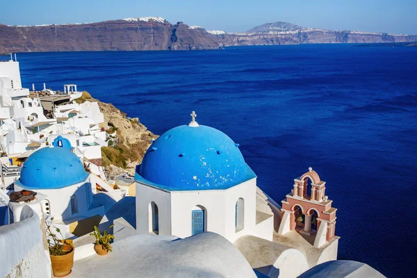 Kościół Oia Pomalowaną Niebiesko Kopułą Wyspa Santorini Grecji — Zdjęcie stockowe