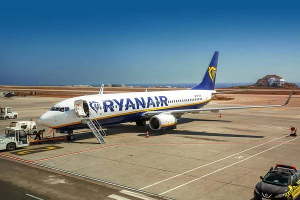 Kamari, Santorini - 17.8.2021: Ryanair Boeing 737-800 Santorini havaalanında