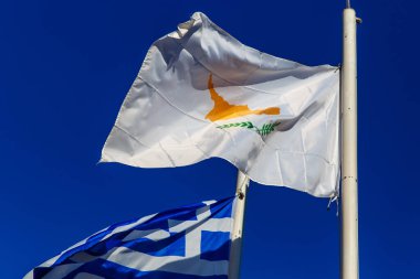 Kıbrıs Rum bayrağı gökyüzüne karşı dalgalanıyor