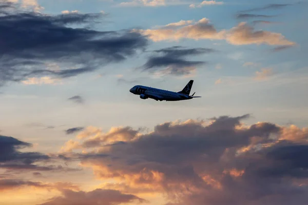 Warschau Polen 2022 Lot Poolse Luchtvaartmaatschappijen Vliegen Zonsondergang — Stockfoto