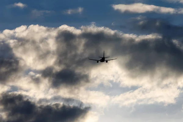Letadlo Zamračené Obloze — Stock fotografie