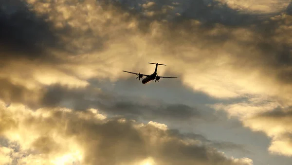 Silueta Letadla Letícího Při Západu Slunce Mraky — Stock fotografie