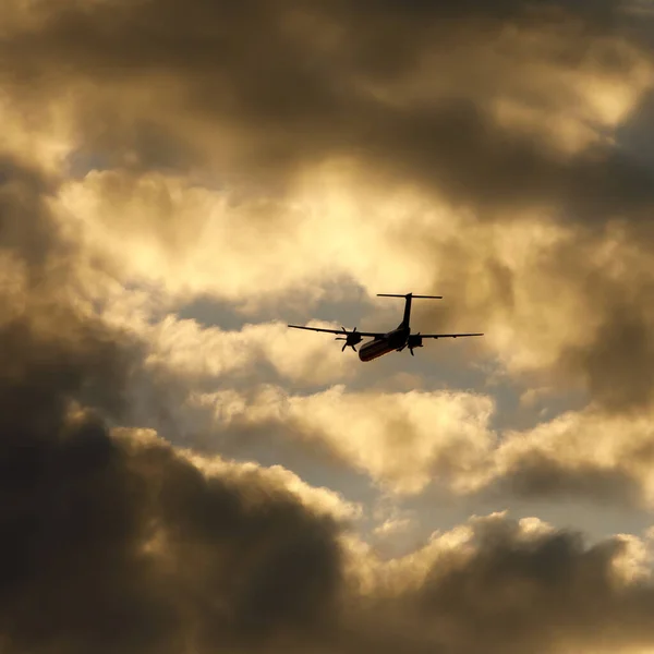 Самолет Облачном Небе — стоковое фото