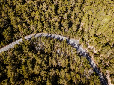 Dağ kıvrımlı yol, üst manzara