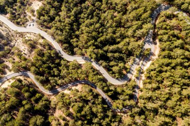 Dağ kıvrımlı yol, üst manzara