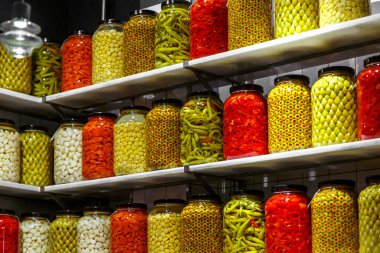 Kilerdeki raflardaki kavanozlarda sebze turşusu.