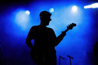 Bas gitarist silueti sahnede