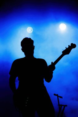 Bas gitarist silueti sahnede
