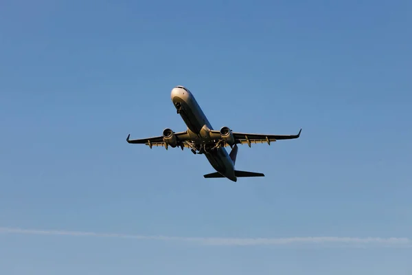 Большой Современный Самолет Летит Небо Вид Снизу Живот Самолета — стоковое фото