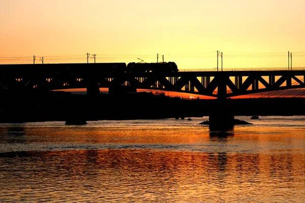 Trem Sobre Ponte Sobre Rio Pôr Sol — Fotografia de Stock