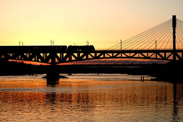 Verkehr Auf Der Eisenbahnbrücke Über Den Fluss Zug Bei Sonnenuntergang — Stockfoto