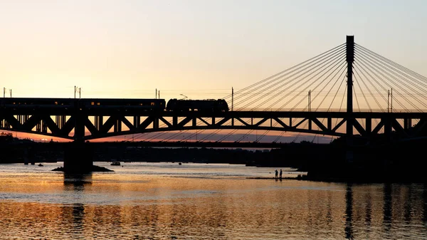 Tren Que Pasa Sobre Puente Cable Sobre Río Atardecer — Foto de Stock