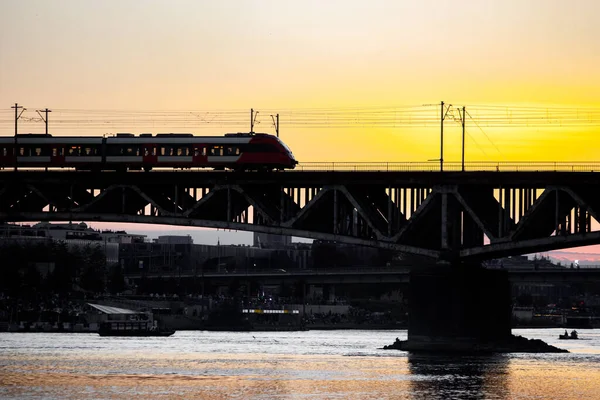 Tráfico Puente Ferroviario Sobre Río Tren Atardecer — Foto de Stock