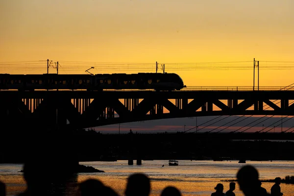 Tráfico Puente Ferroviario Sobre Río Tren Atardecer — Foto de Stock