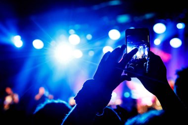 Akıllı telefon kayıtları ile canlı müzik festivali ve konser sahnesinin fotoğrafını çekmek.