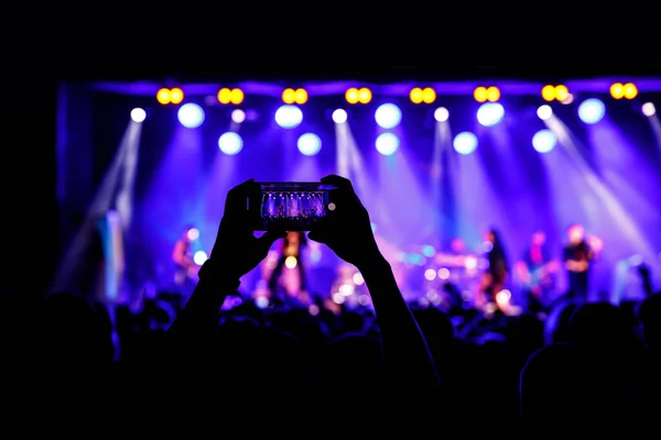 Streaming a music concert to social media via smartphone