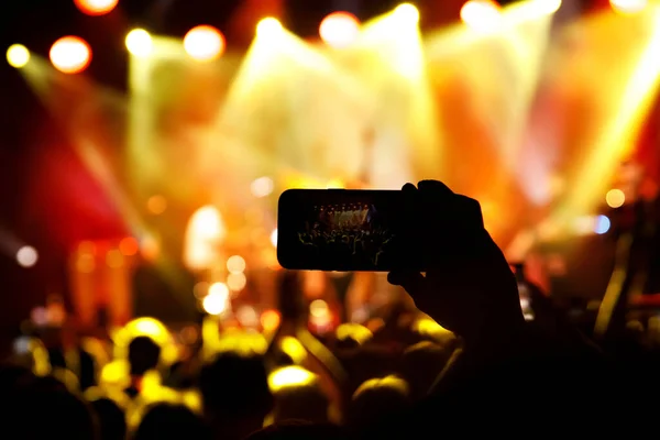 Streaming a music concert to social media via smartphone