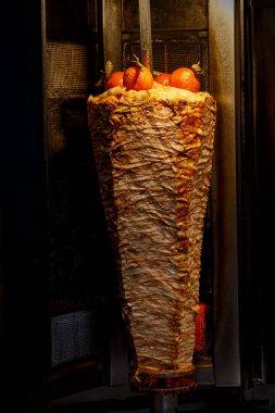Geleneksel Türk yemeği Doner Kebap. Sokakta ızgara tavuk eti.