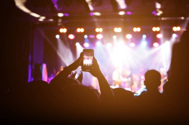 Streaming a music concert to social media via smartphone