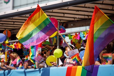 Varşova, Polonya - 25.06.2022: Varşova sokaklarında LGBT Onur Yürüyüşü