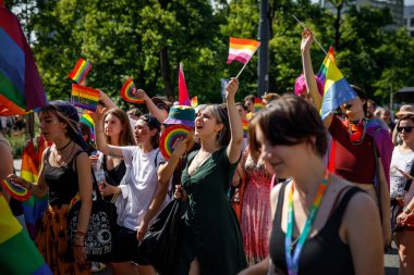 Varşova, Polonya - 25.06.2022: Eşitlik geçidi, gökkuşağı bayraklı mutlu renkli insanlar