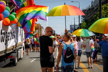 Varşova, Polonya - 25.06.2022: Varşova sokaklarında LGBT Onur Yürüyüşü