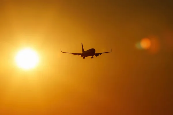 Silhueta Avião Céu Laranja Por Sol — Fotografia de Stock