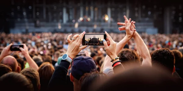 People Holding Smartphones Concert Taking Pictures — Φωτογραφία Αρχείου