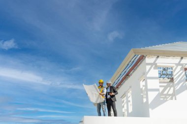 Foreman denetleme mühendisi, inşaat alanındaki inşaat sorunlarını çözmek için proje yöneticisine danışmanlık yapıyor..