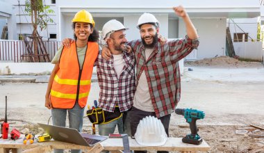 Mühendislik ekibi ayağa kalktı ve ellerini kaldırdı. Müteahhit ekibiyle mutlu. Konut projesinin başarısına sevindim.. 