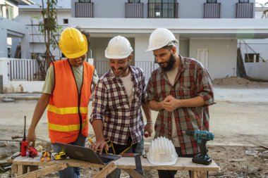 Mühendisler, müteahhitler ve genç siyah mimarlar bir araya gelerek konut inşaatının tamamlanmasına yardımcı olacak ekibe güveniyorlar.
