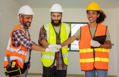 Mühendisler, müteahhitler ve genç siyah mimarlar bir araya gelerek konut inşaatının tamamlanmasına yardımcı olacak ekibe güveniyorlar.