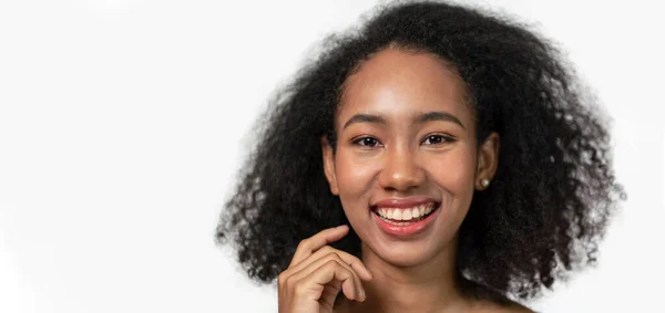 年轻的黑人妇女 有着美丽的笑容 背景是白色的 — 图库照片