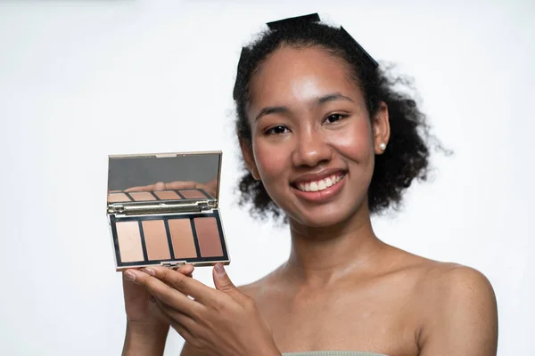 Afro Americano Compõem Segurando Paletas Sombra Olhos Sorrisos Brilhantes Tomadas — Fotografia de Stock