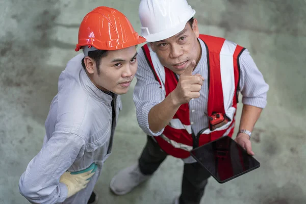 Ingeniero Mecánico Jefe Personal Mantenimiento Inspeccionan Miran Techo Que Trabaja —  Fotos de Stock